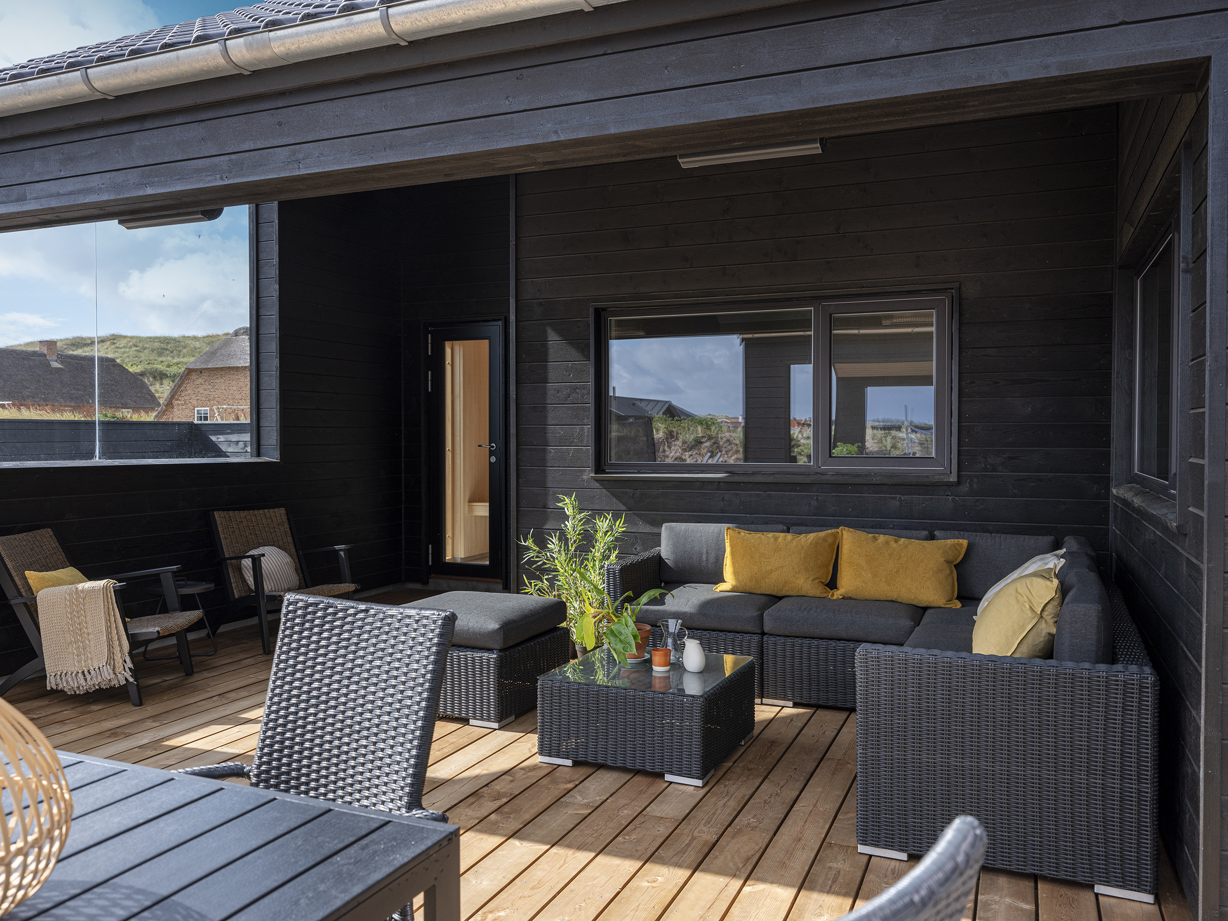 Loungeområde under overdækning på terrasse