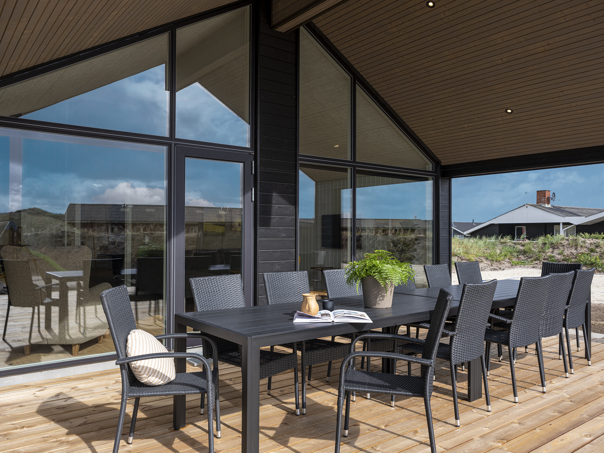 Vidt vinduesparti foran sommerhus