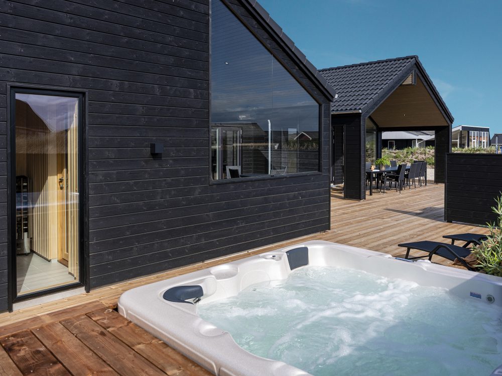 Nedsænket udendørs spa foran luksus sommerhus