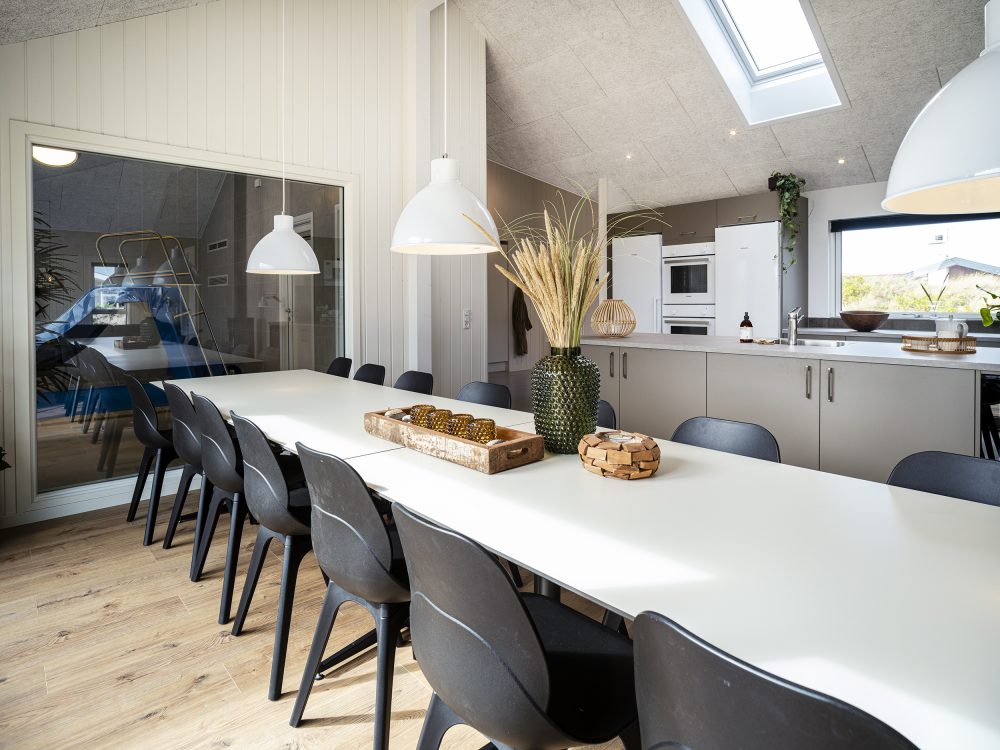 Langt spisebord i alrum af Skanlux sommerhus