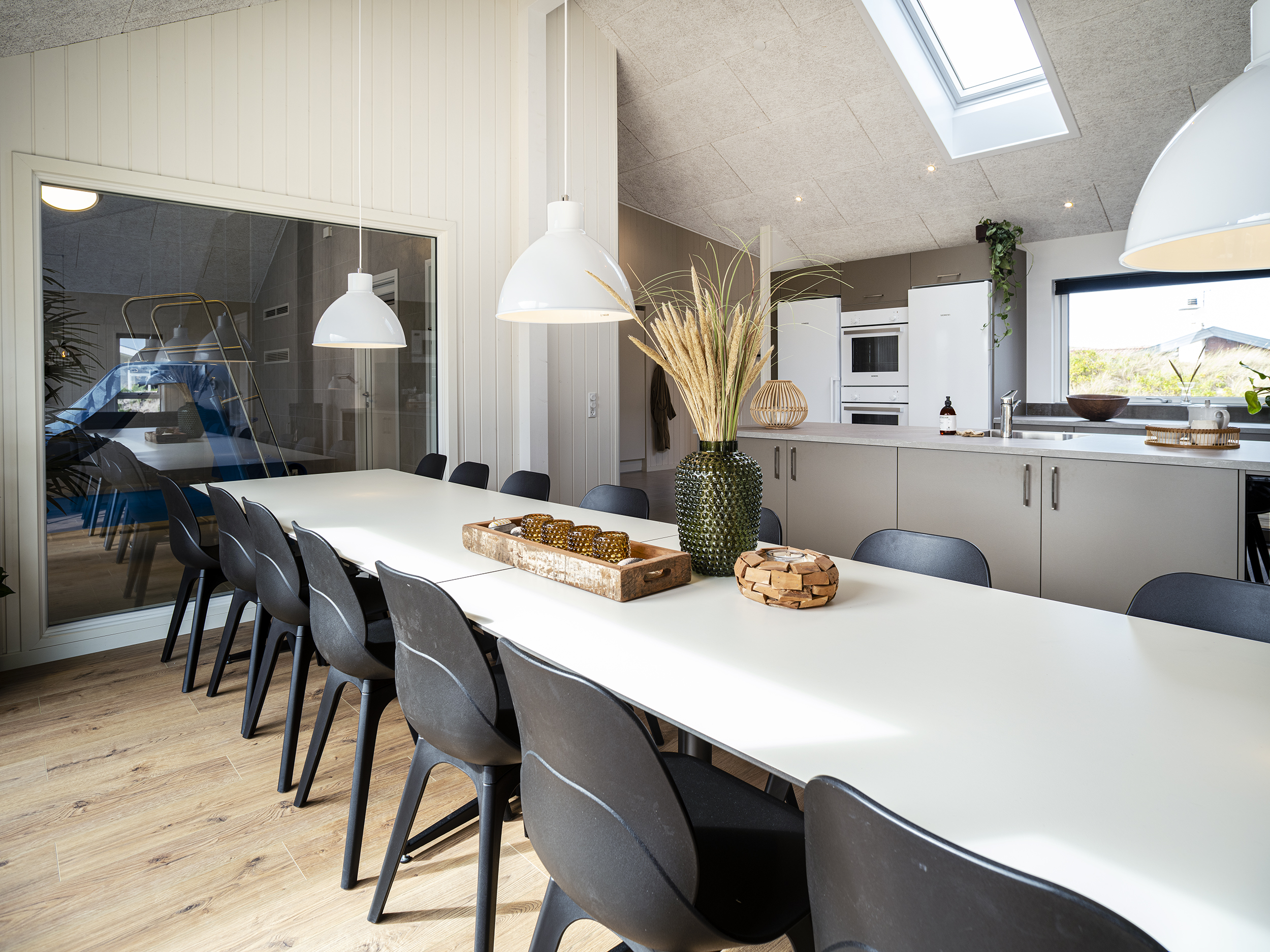 Langt spisebord i alrum af Skanlux sommerhus