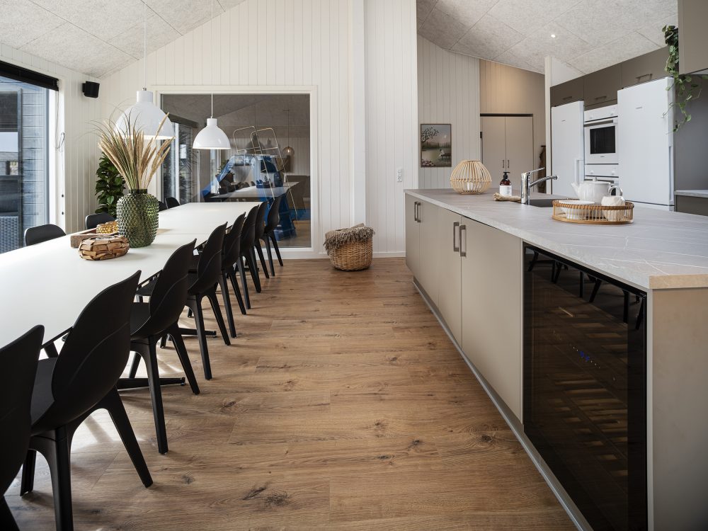 Gang mellem spisebord og køkken i sommerhus