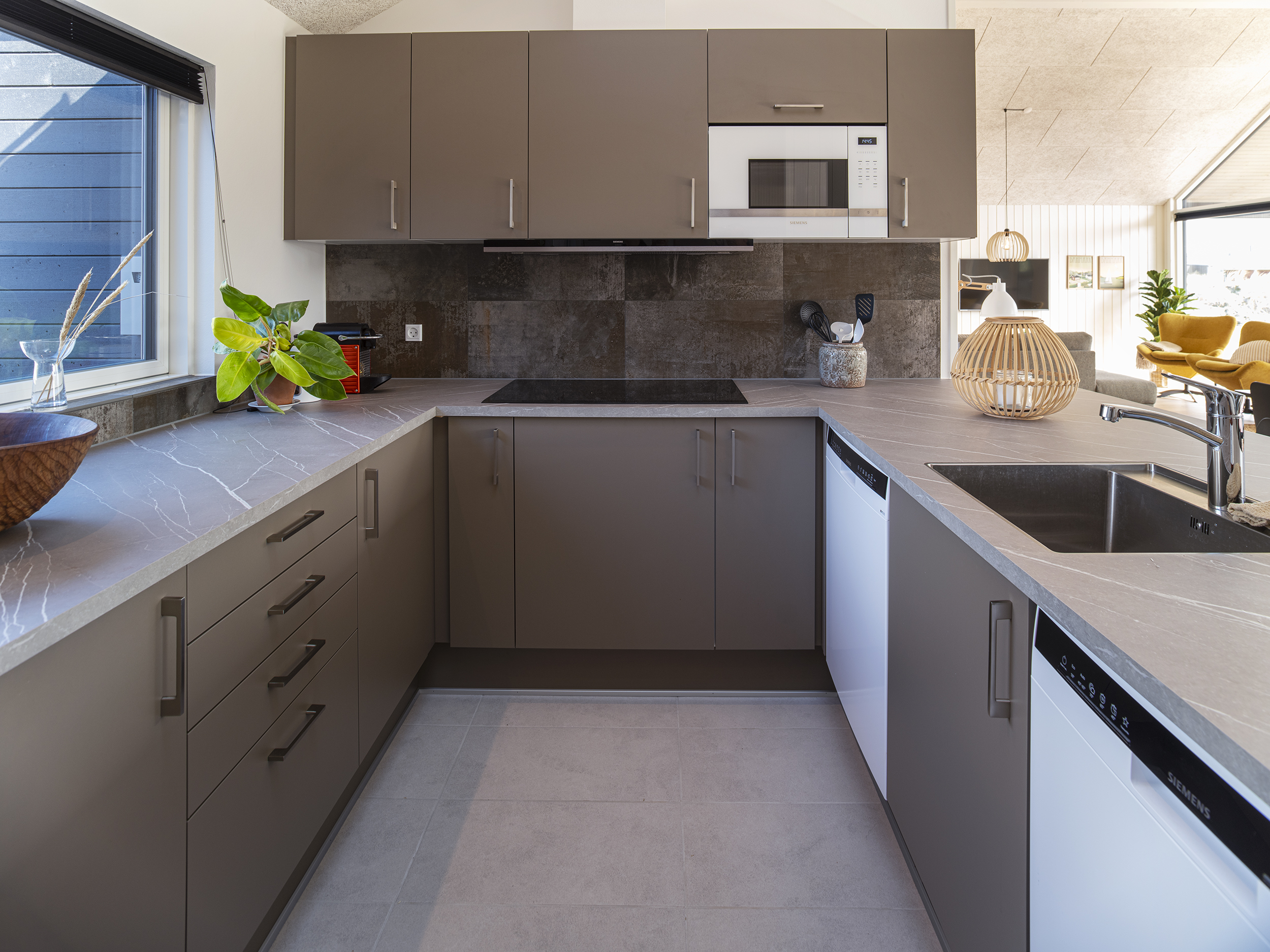 Køkken i moderne, grå materialer i sommerhus fra Skanlux