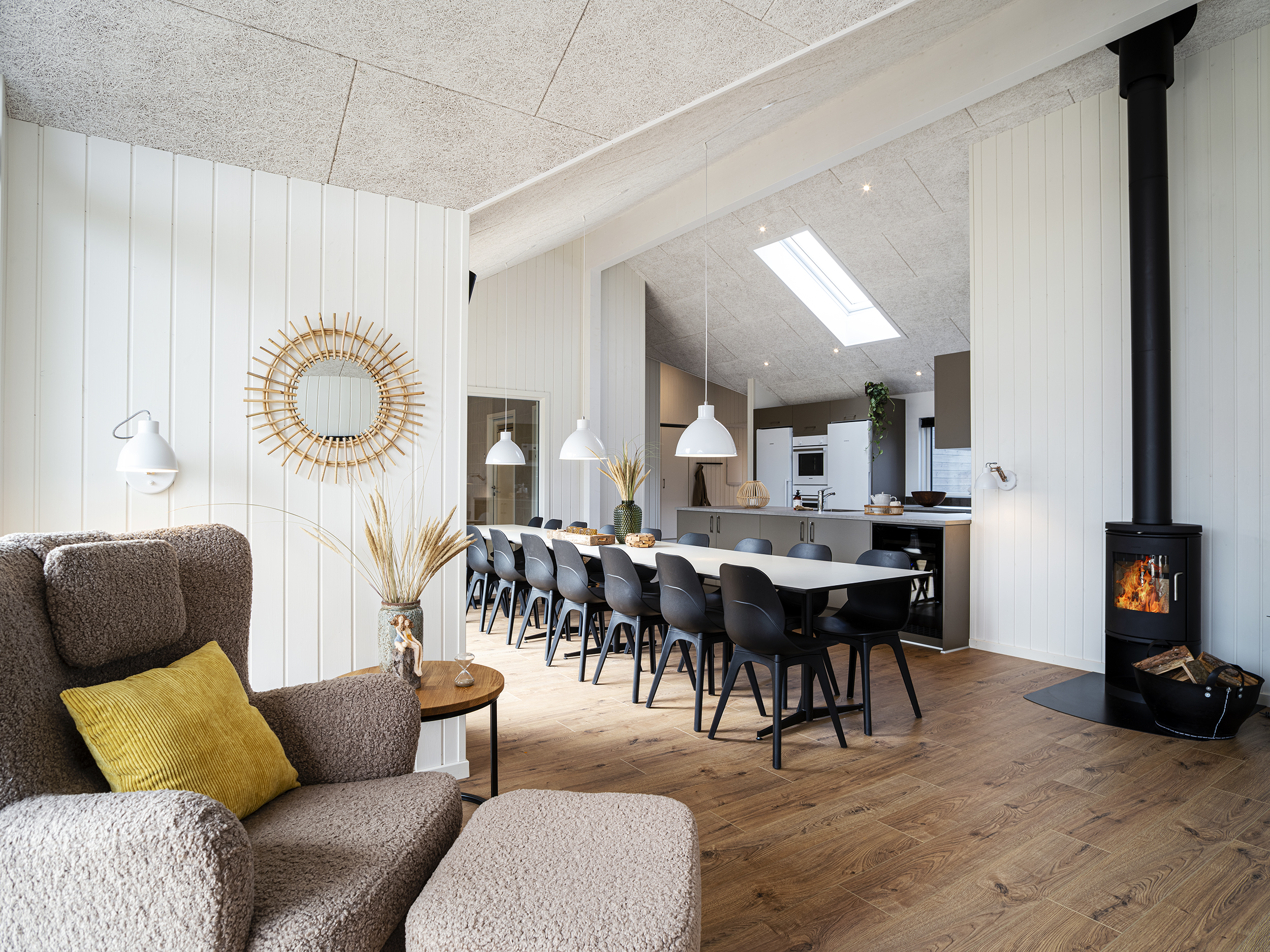 Køkken alrum set fra stuen i sommerhus