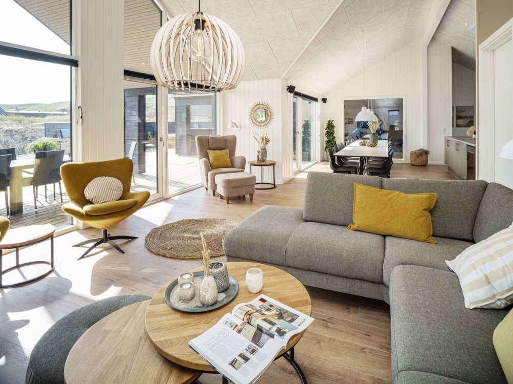Skanlux Aqua+ sommerhus stue med luksuriøse møbler