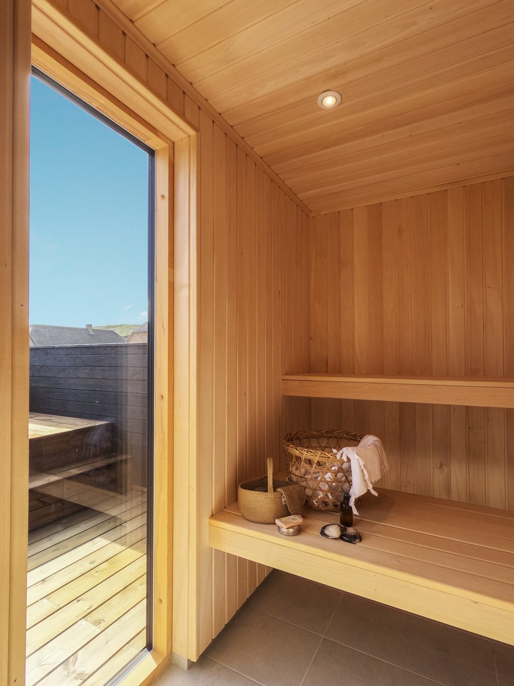 Udesauna i moderne sommerhus med udespa