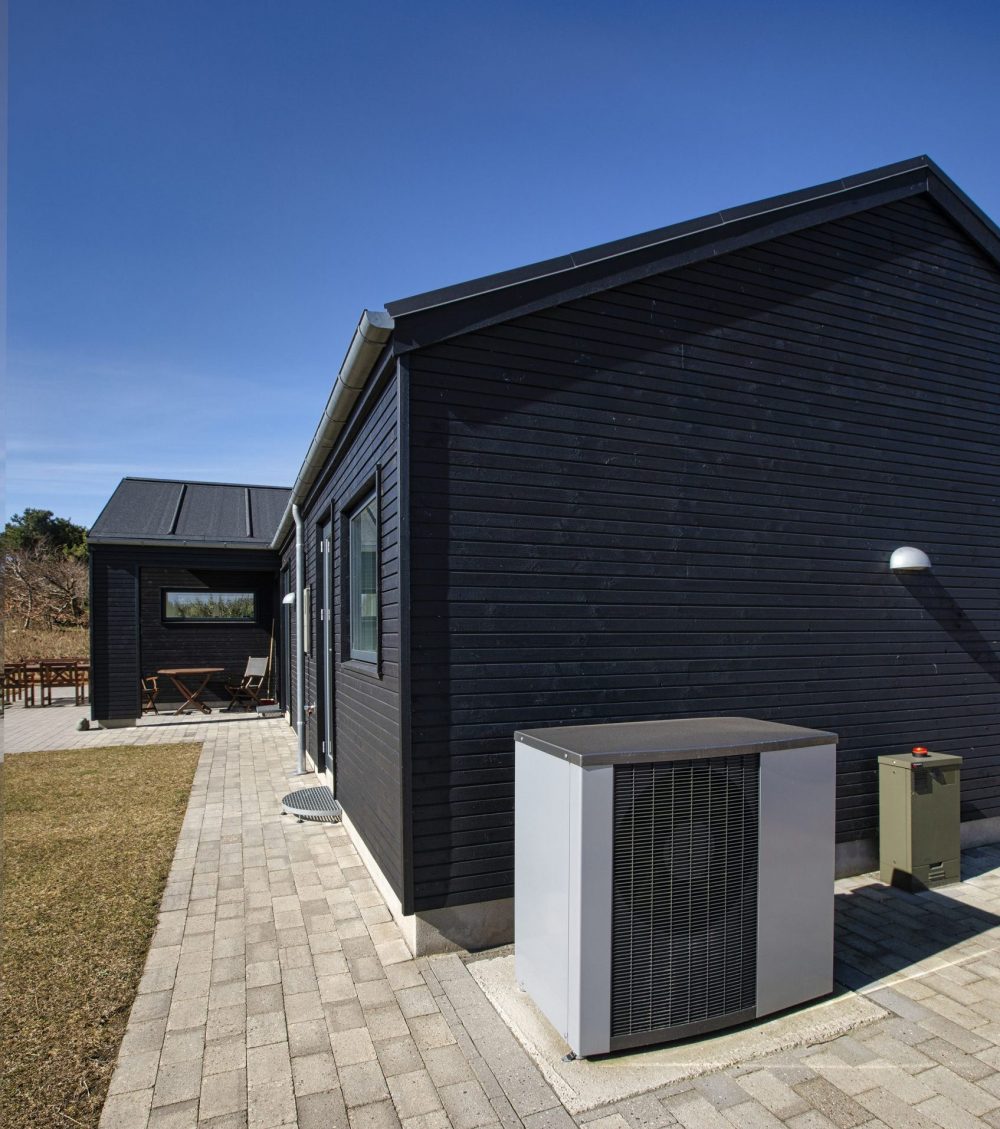 Varmepumpe på terrasse ved sommerhus