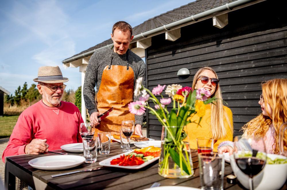 Udendørs familiemiddag i sommerhus