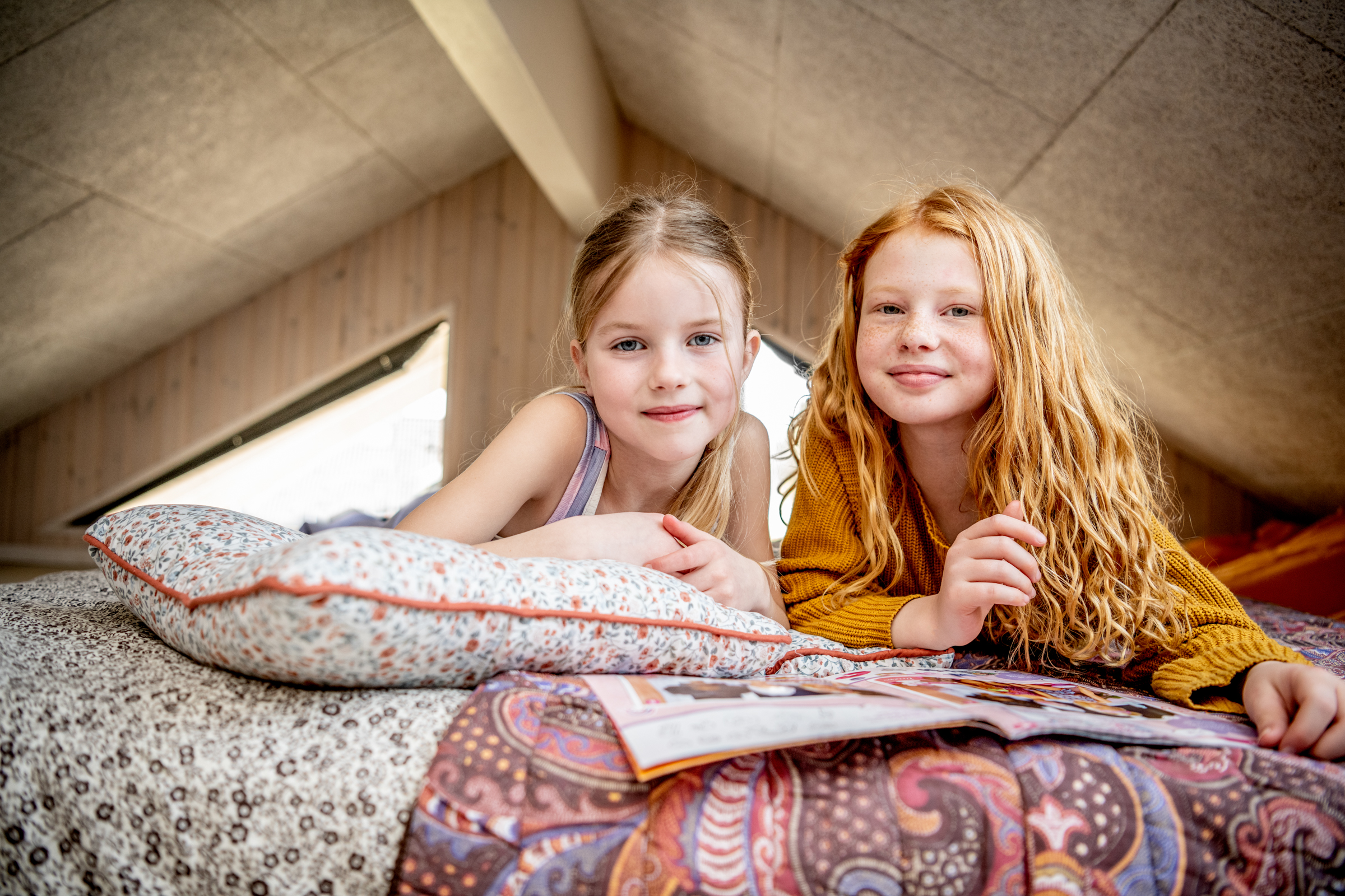 To piger leger på hyggelig hems