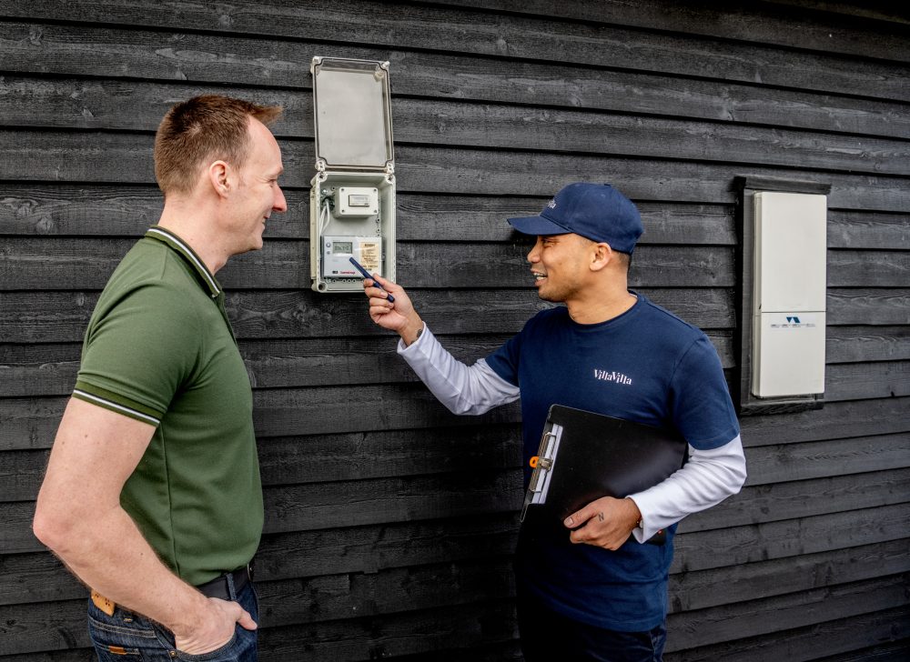 VillaVilla konsulent aflæser forbrugstal med mandlig lejer
