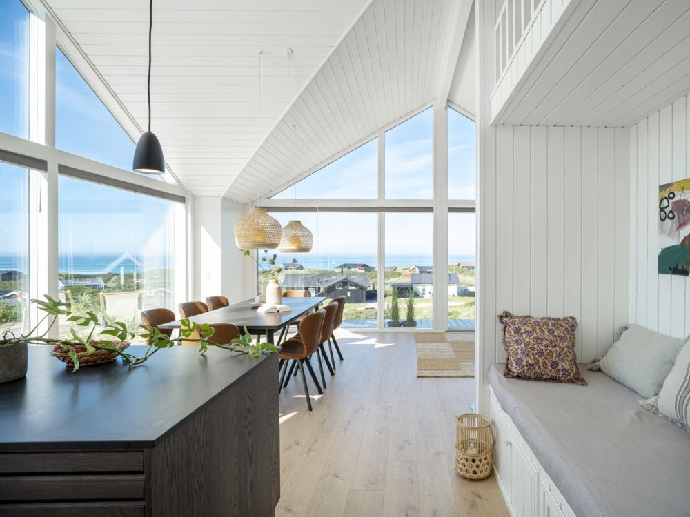 Skanlux Trend sommerhus set fra køkken alrum med stort vinduespart