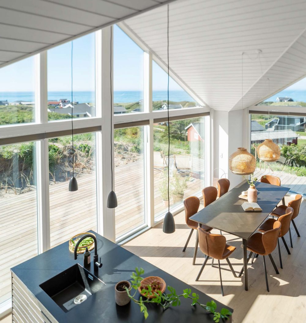 Udsigt over køkken alrum i et skanlux sommerhus med loft i kip