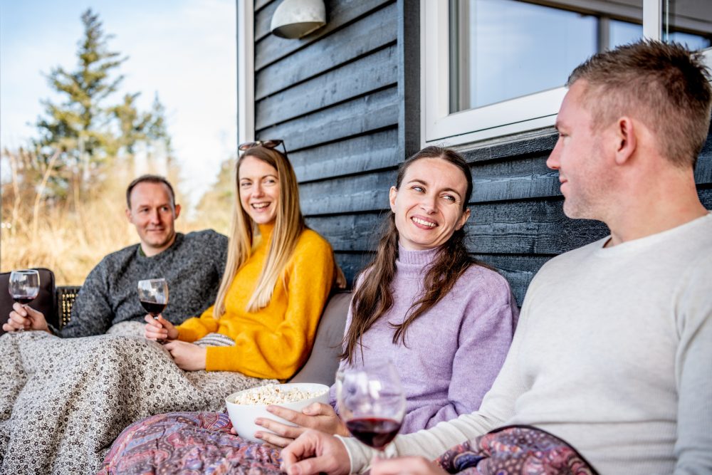 Udendørs parhygge med vin ved sommerhus