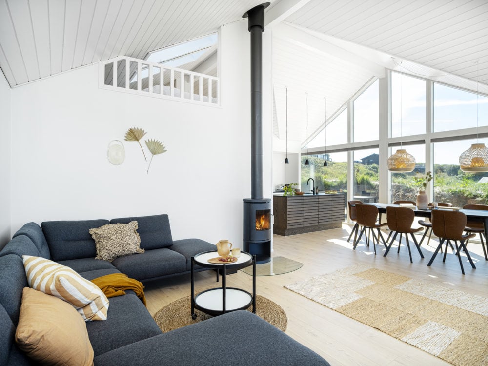Hyggeligt alrum med brændeovn og kig til hems