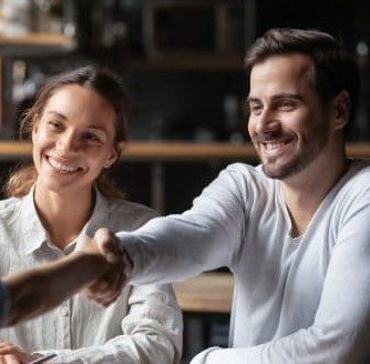 Håndtryk mellem en glad køber og en sælger fra Skanlux.