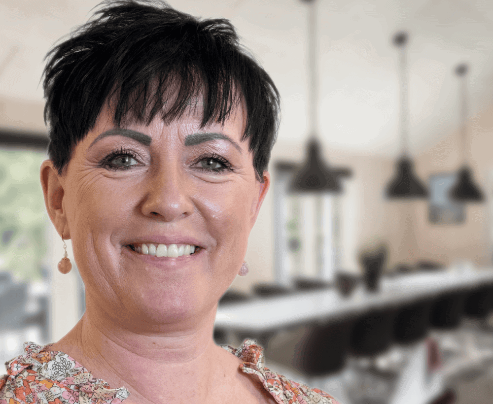 Heidi Grindsted portrætfoto med baggrund