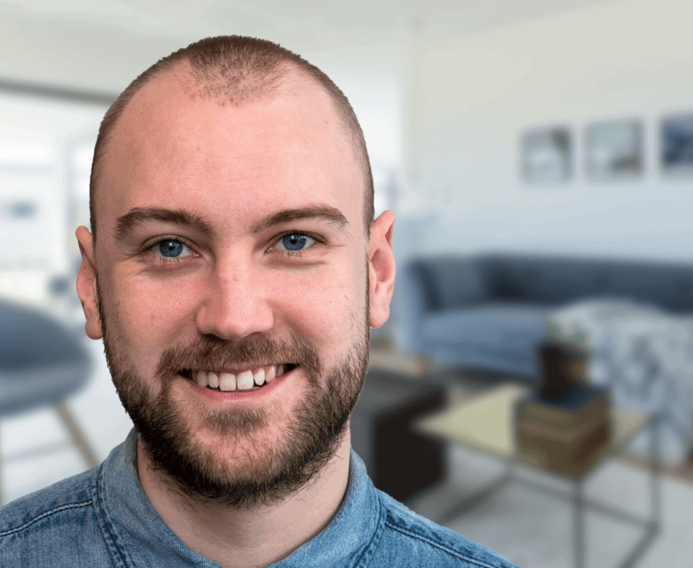 Michael Amtrup portrætfoto med baggrund af stue