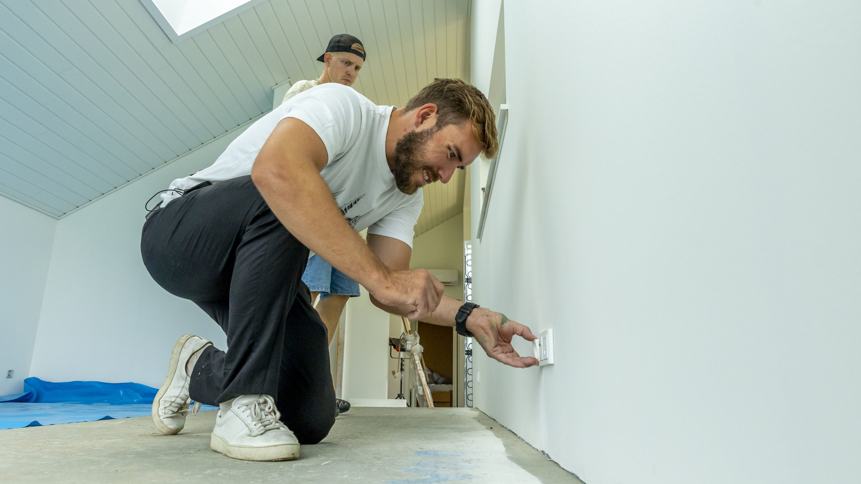 Indendørs håndværksarbejde på hvid væg