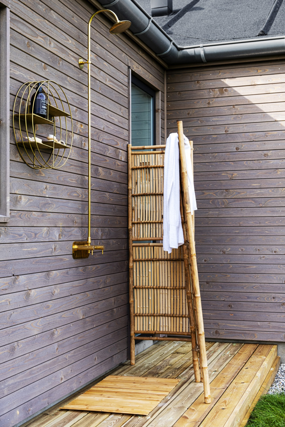 Udebruser på siden af sommerhus