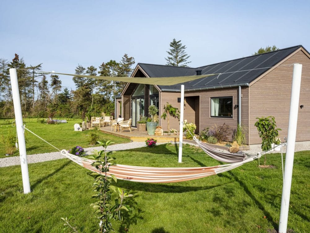 Hængekøjer i have foran sommerhus