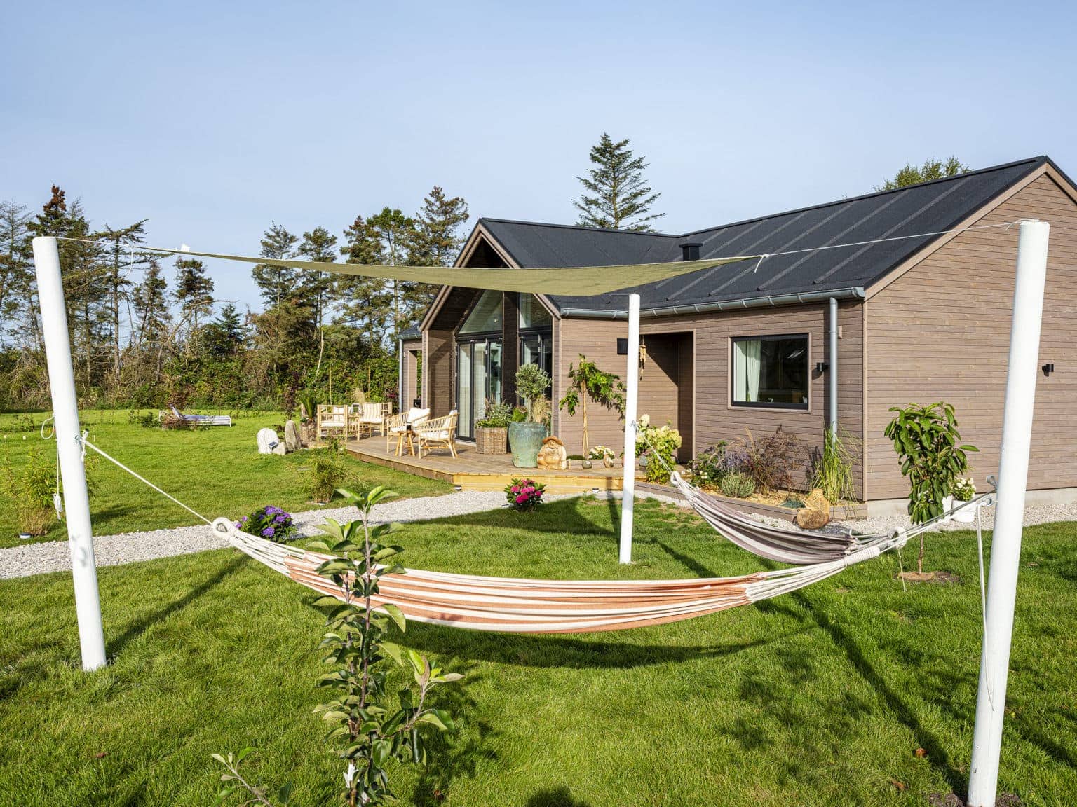 Hængekøjer i have foran sommerhus