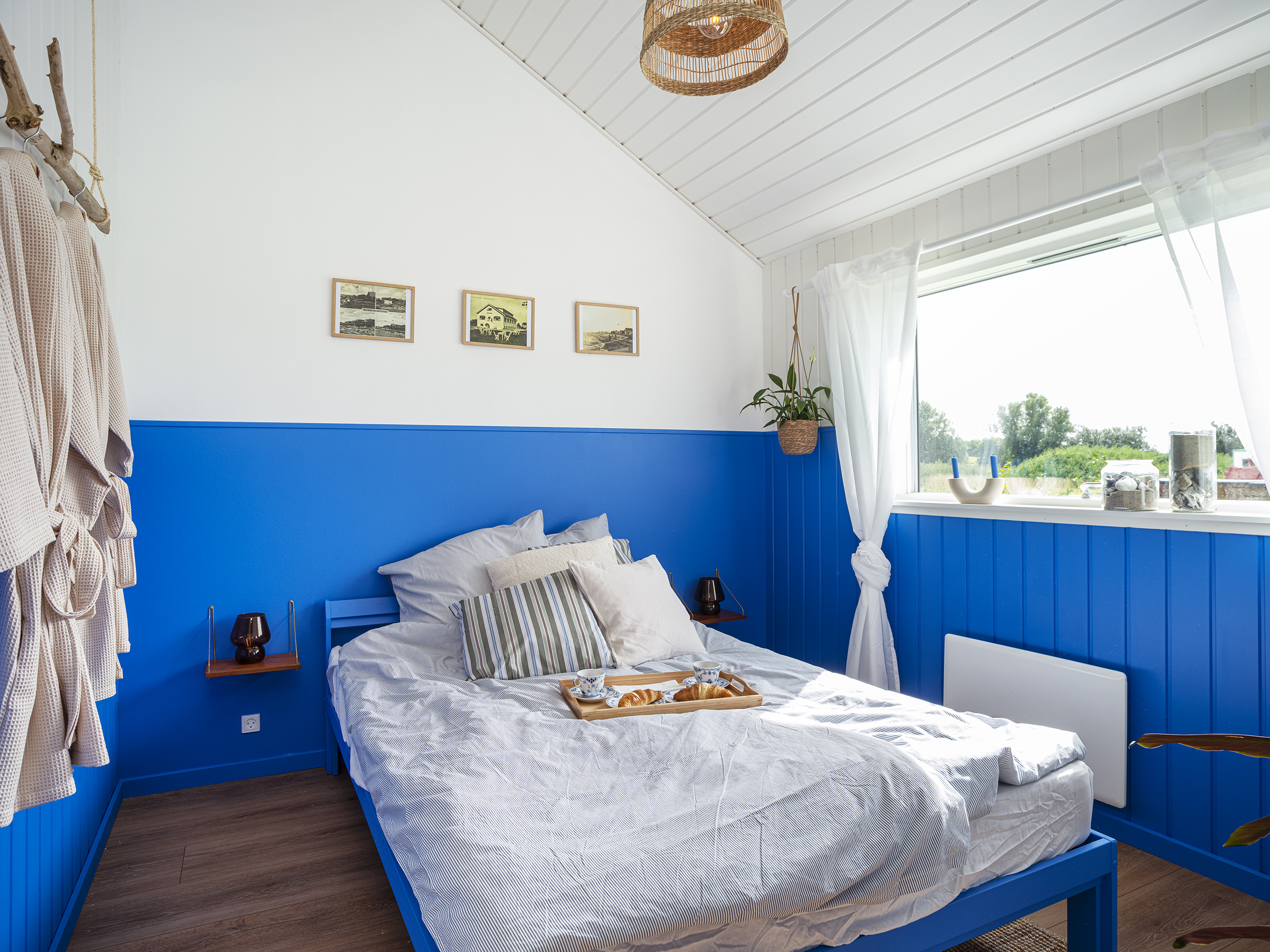 Blå og hvid væg på værelse