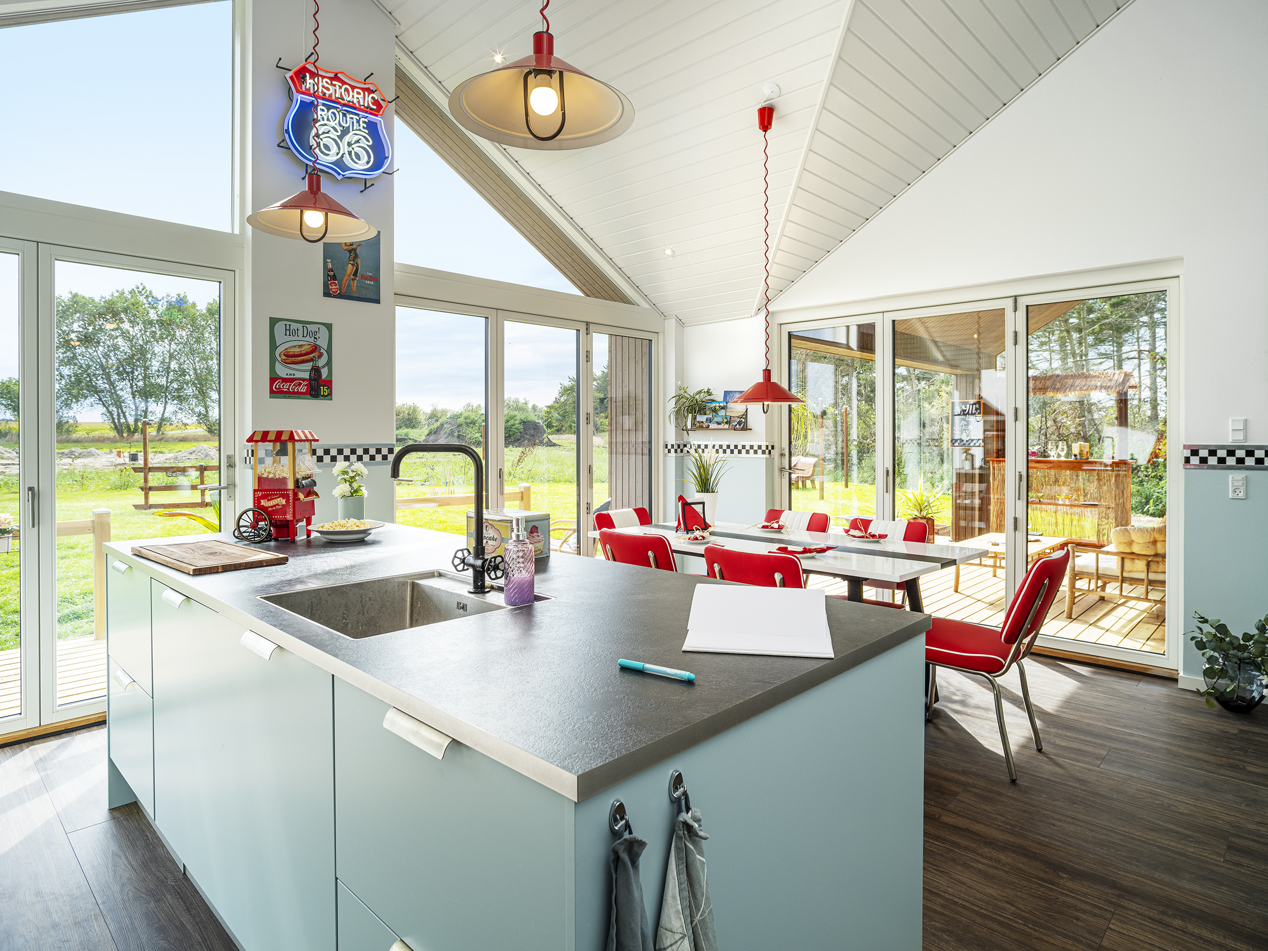 Sommerdrømme TV 2 køkken/alrum - Skanlux Trend sommerhus