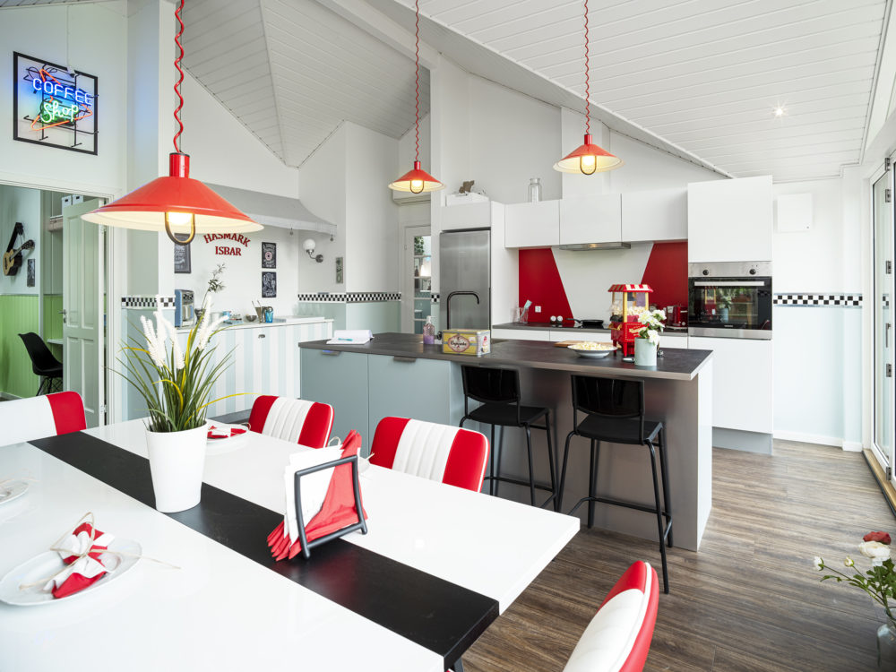 Sommerdrømme TV 2 køkken/alrum - Skanlux Trend sommerhus