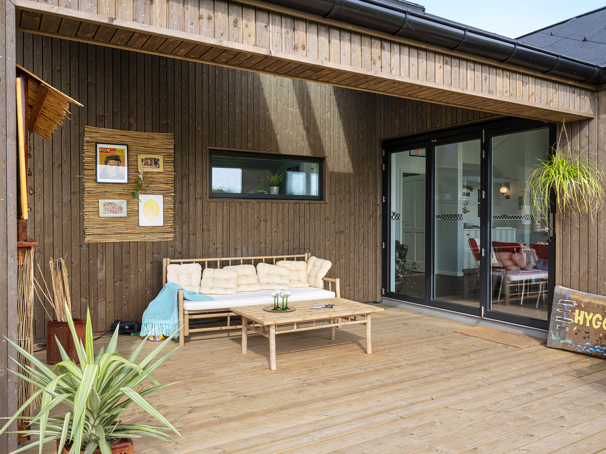 Overdækket træterrasse med sofa