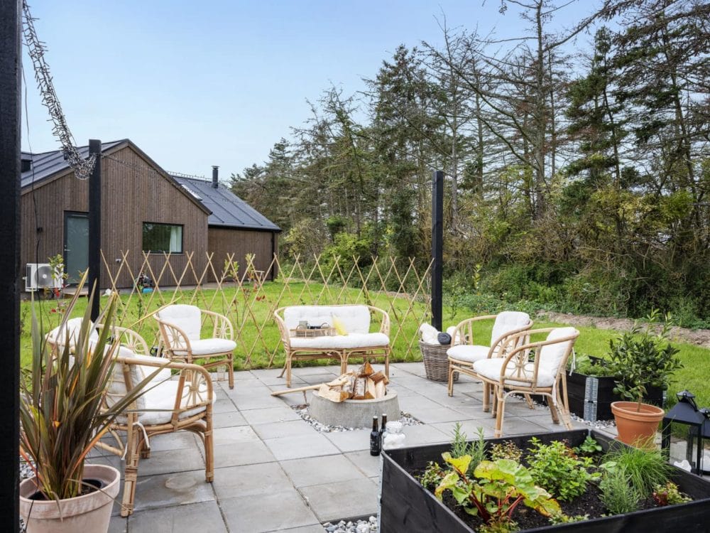 Siddepladdser på flisebelagt terrasse