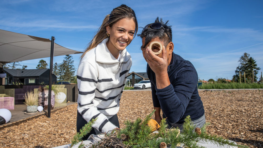 Poserende deltagere har det sjovt