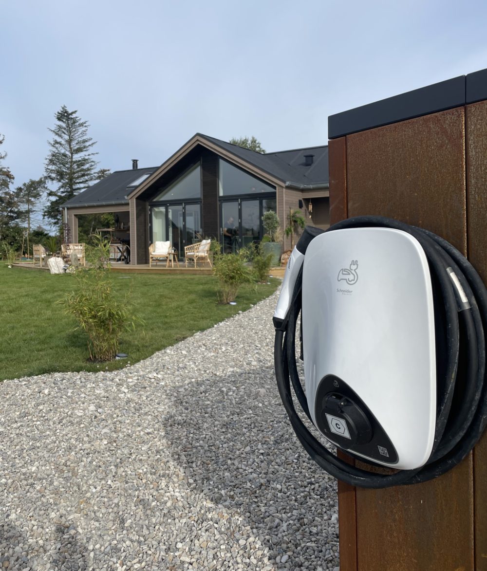 El ladestander der er monteret på grunden ved et skanlux sommerhus