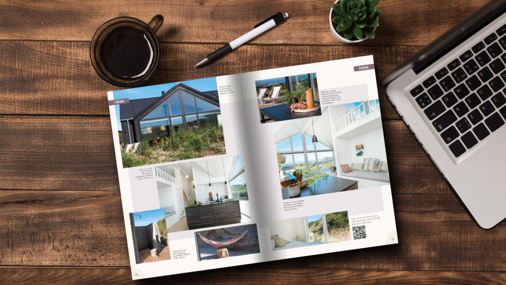 Katalog på arbejdsbord med billeder af Skanlux sommerhuse