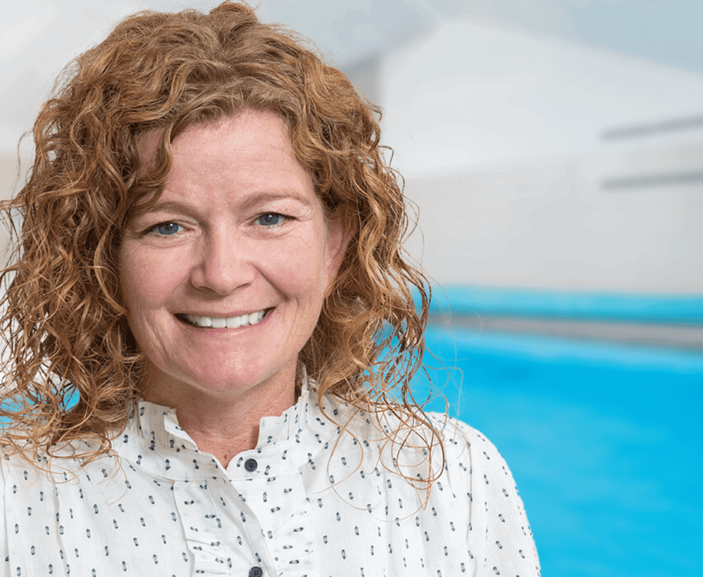 Pia Lau Larsen portrætfoto med pool baggrund