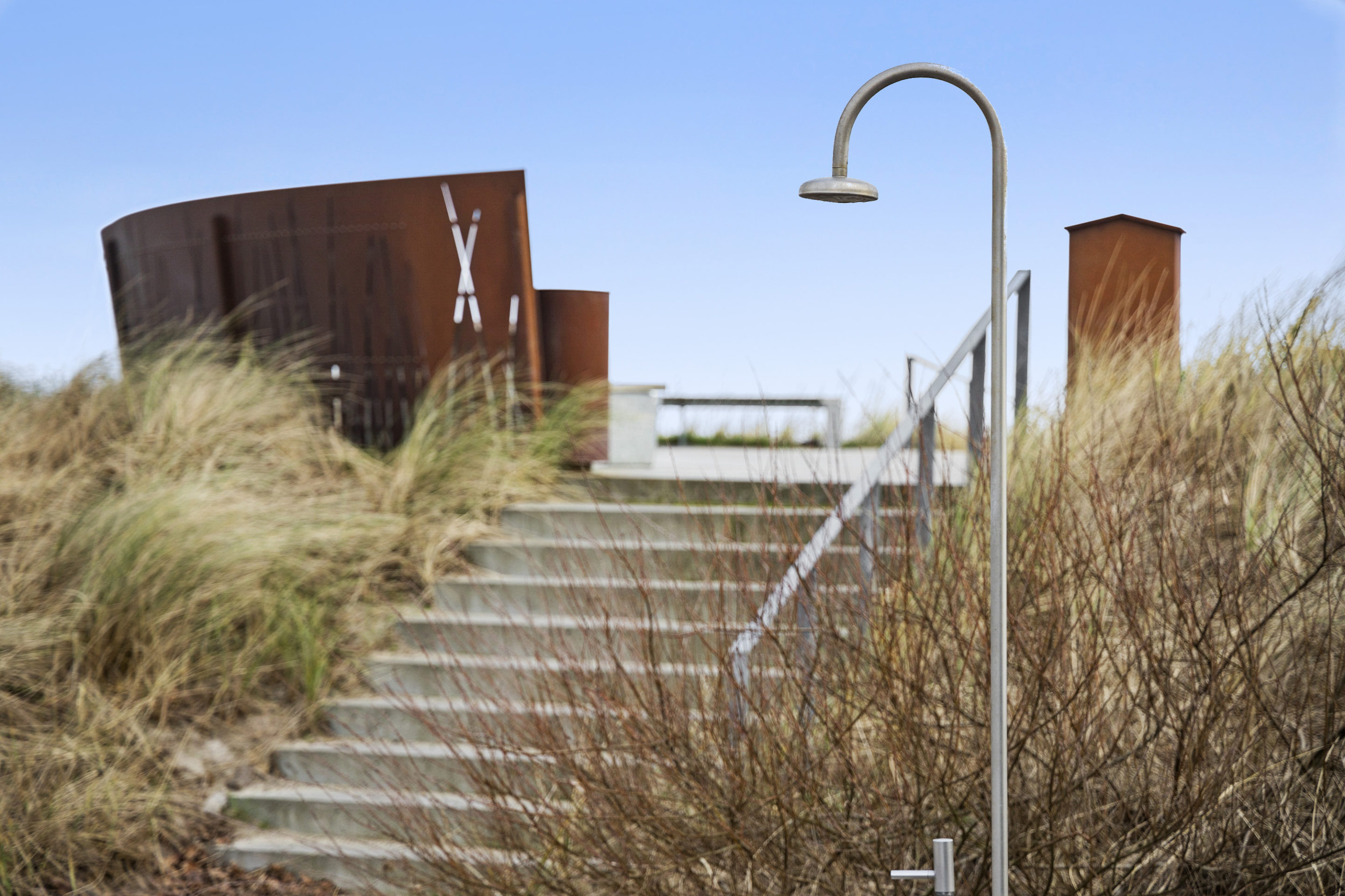 Udendørs bruser med trappe