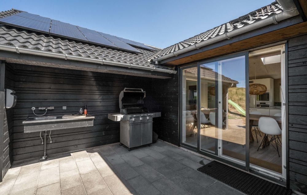 Grill under udhæng foran sommerhus