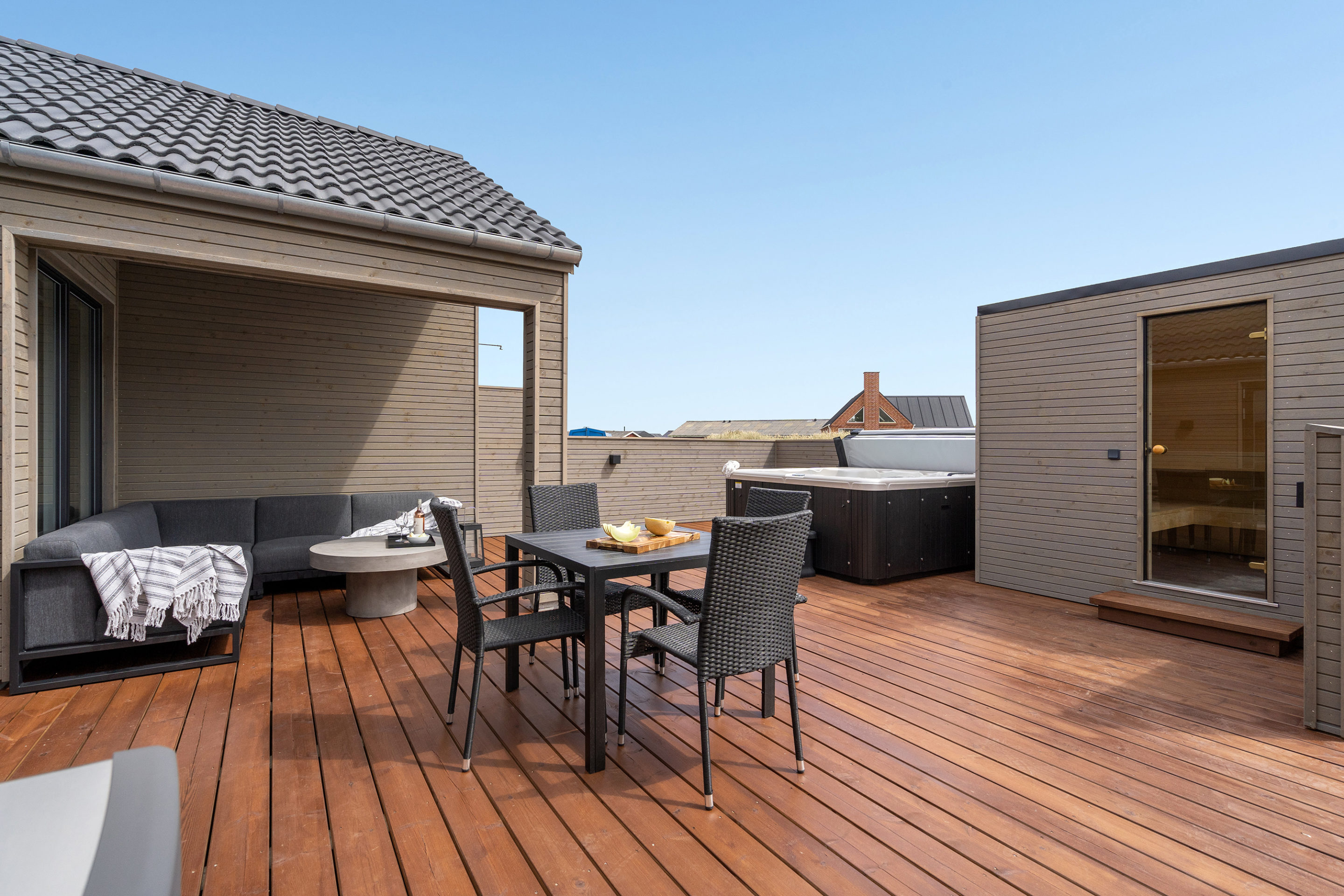 Skanlux Aqua+ poolhus - terrasse med sauna og spa