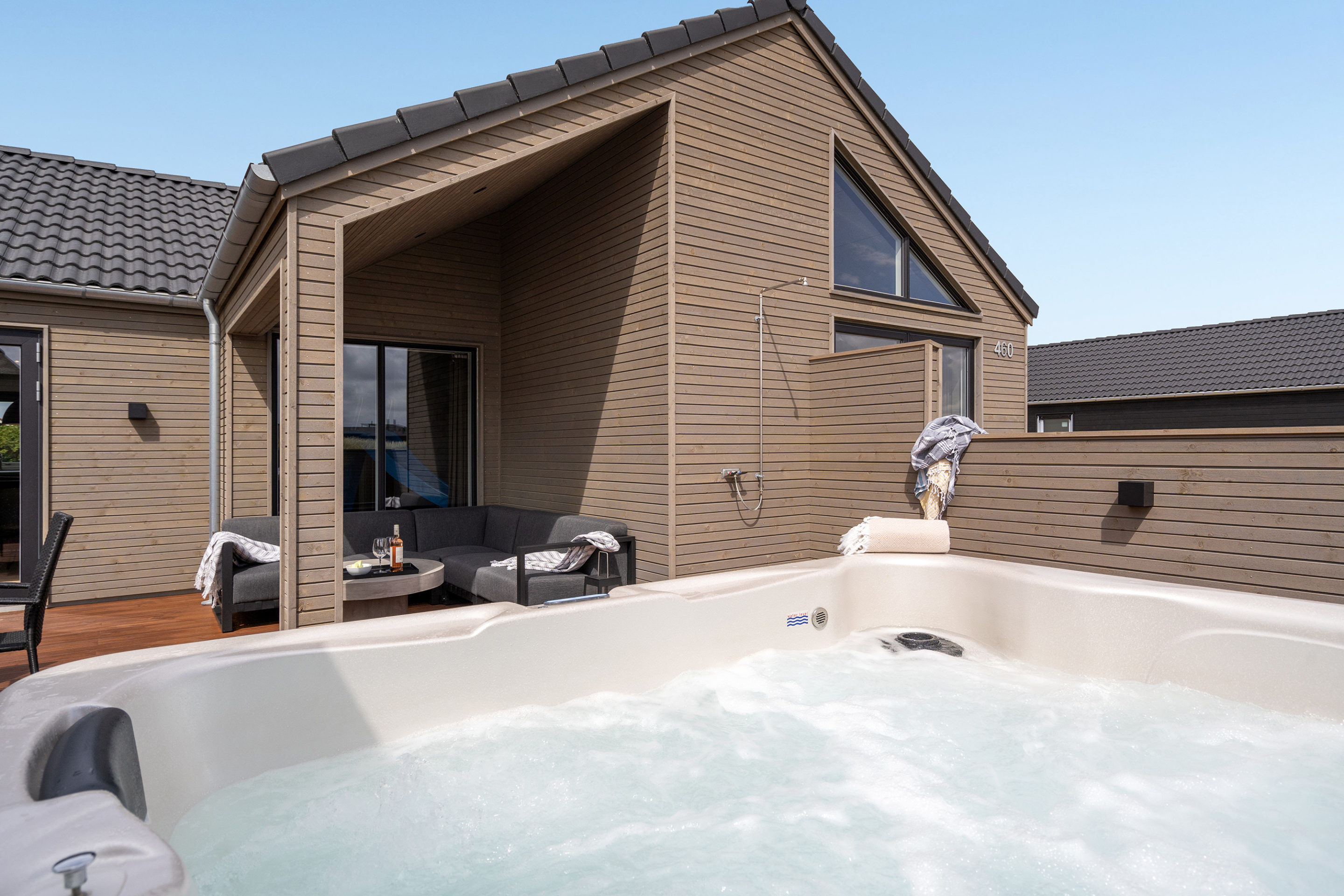 Tændt spabad foran sommerhus