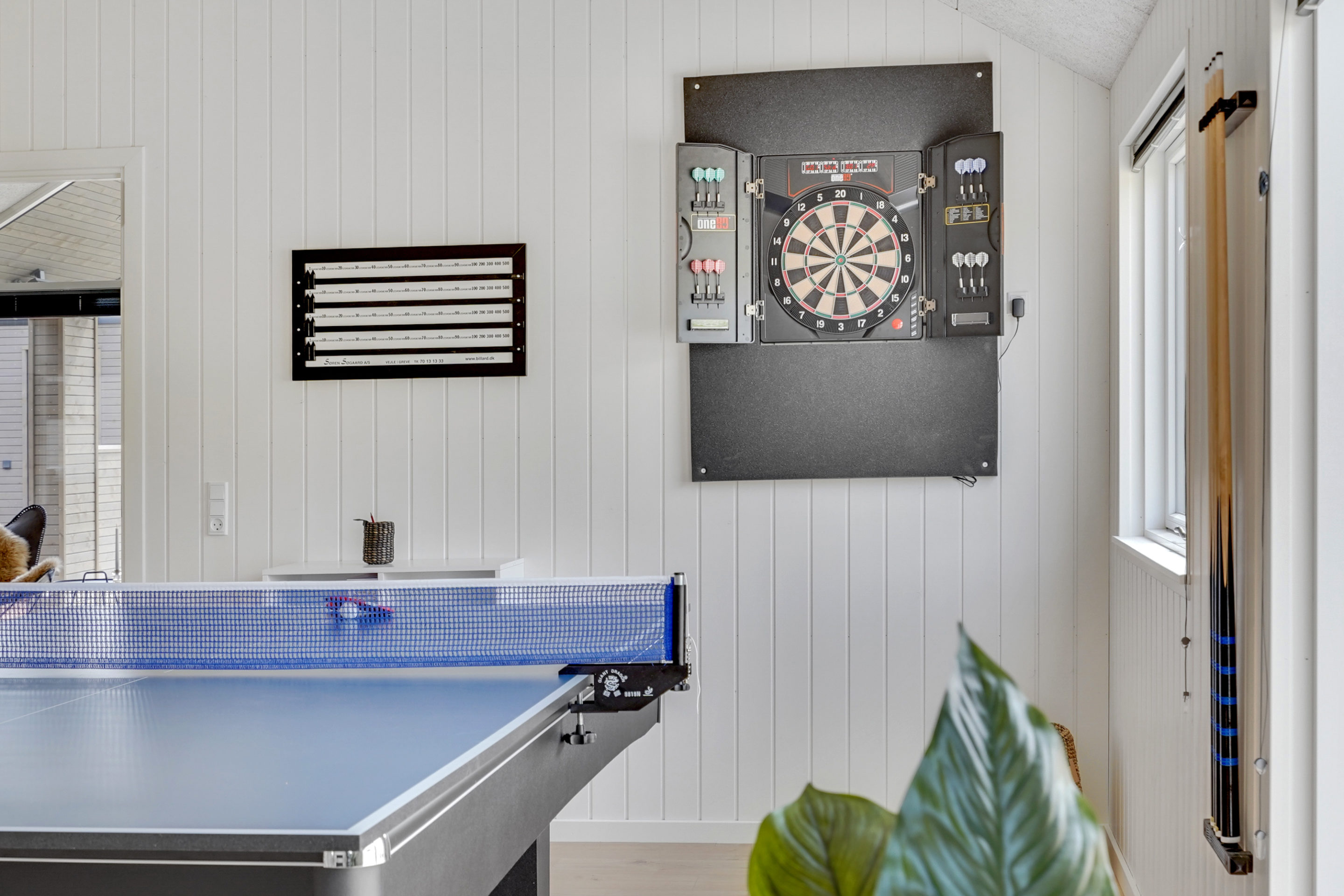 Dart og bordtennis i aktivitetsrum af sommerhus