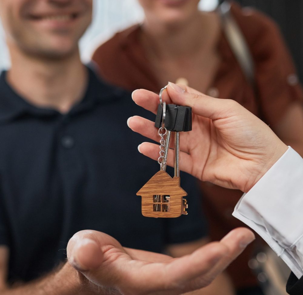 Nøgleudlevering til et smilende par