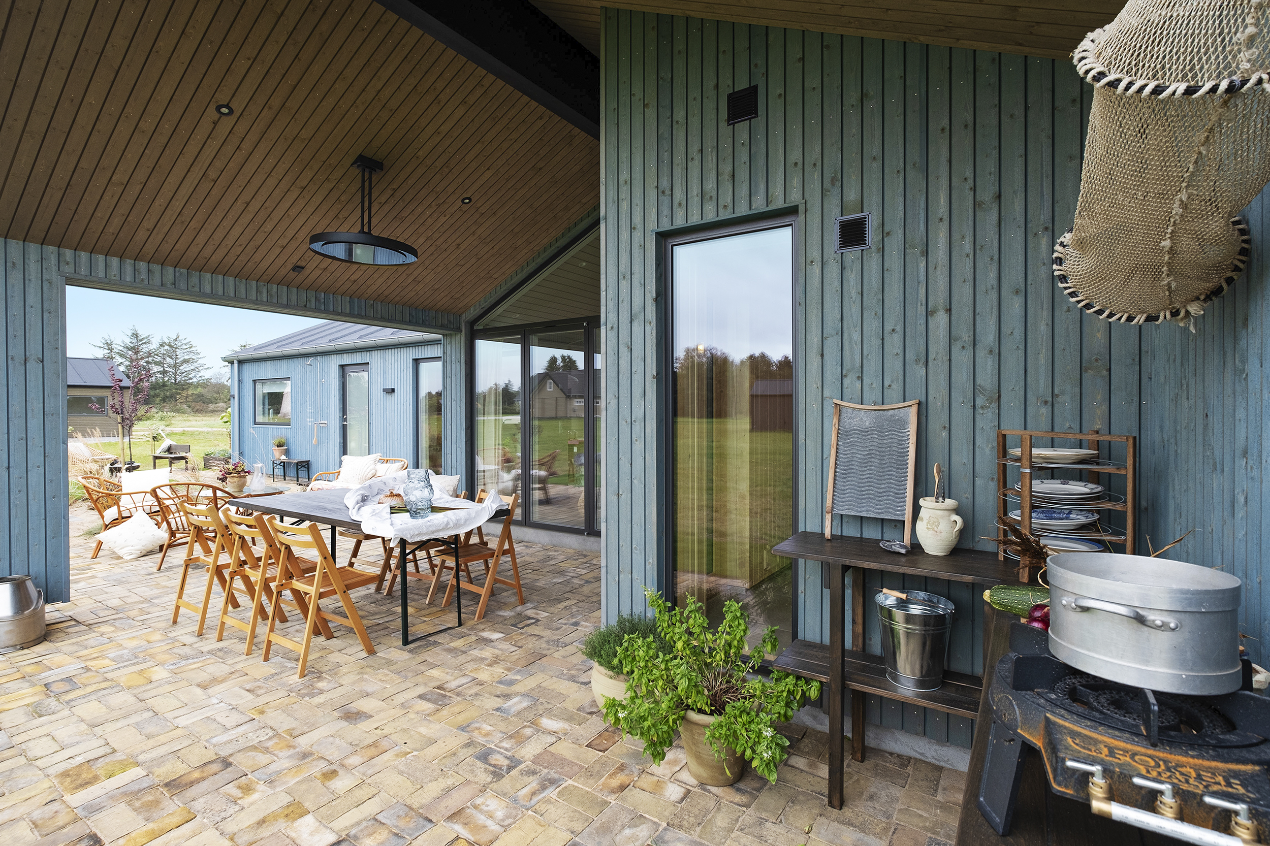 Skanlux Trend Basic sommerhus i TV 2 Sommerdrømme 2024. Terrasse med vildmarksbad