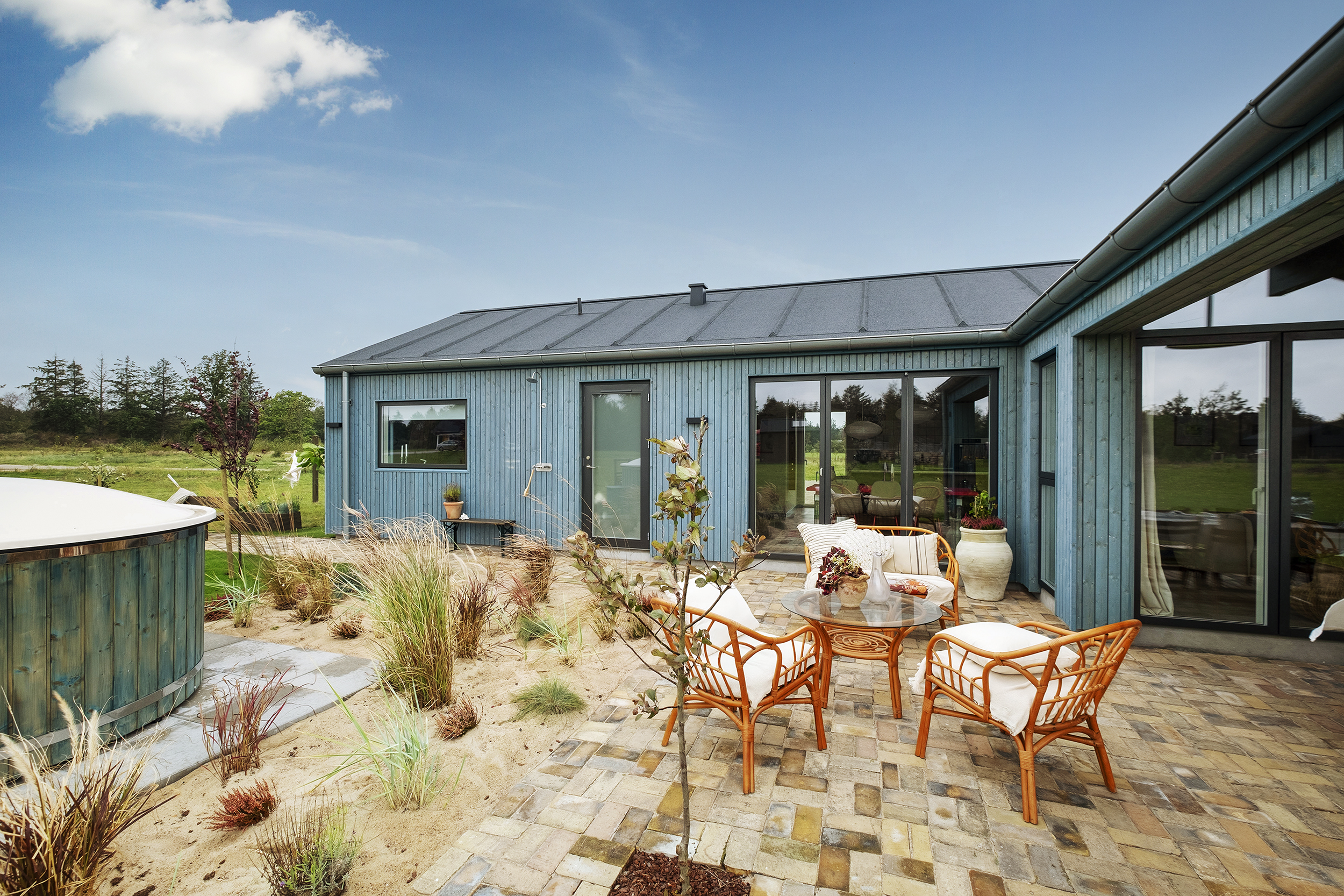 Skanlux Trend Basic sommerhus i TV 2 Sommerdrømme 2024. Terrasse med vildmarksbad