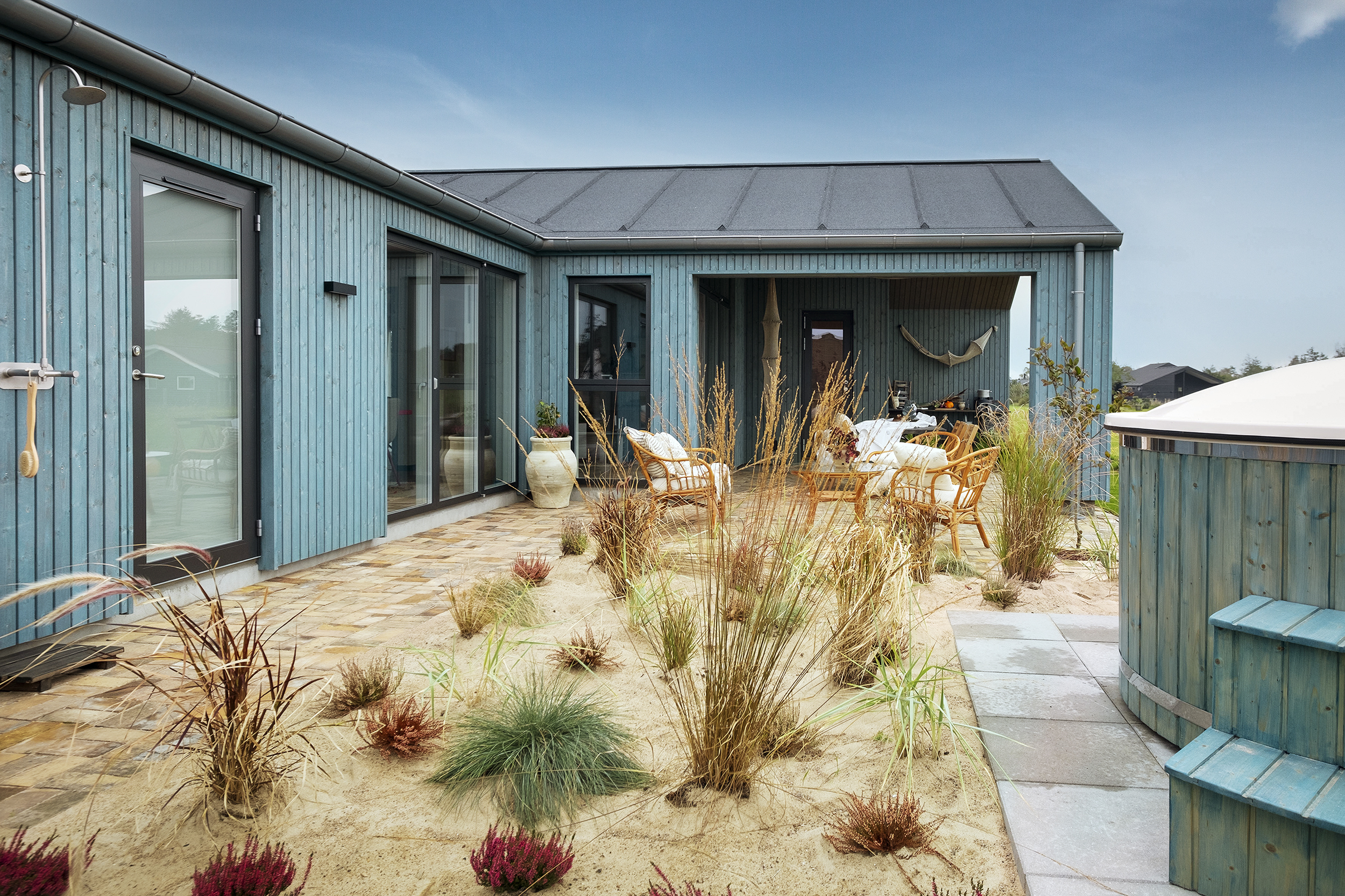 Skanlux Trend Basic sommerhus i TV 2 Sommerdrømme 2024. Terrasse med vildmarksbad