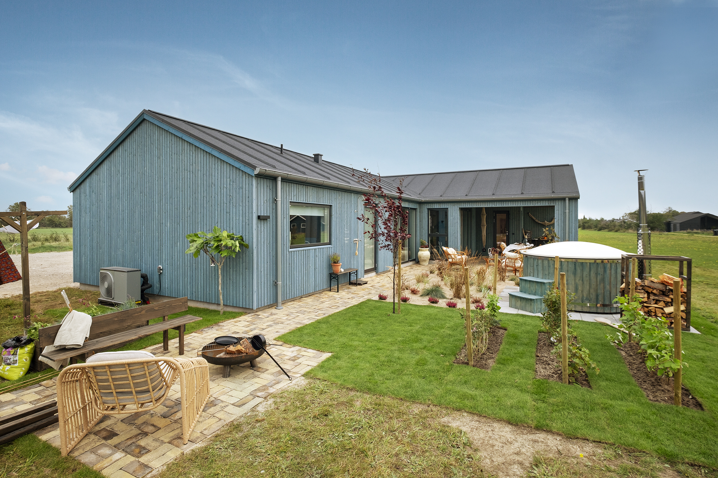 Skanlux Trend Basic sommerhus i TV 2 Sommerdrømme 2024. Terrasse med vildmarksbad