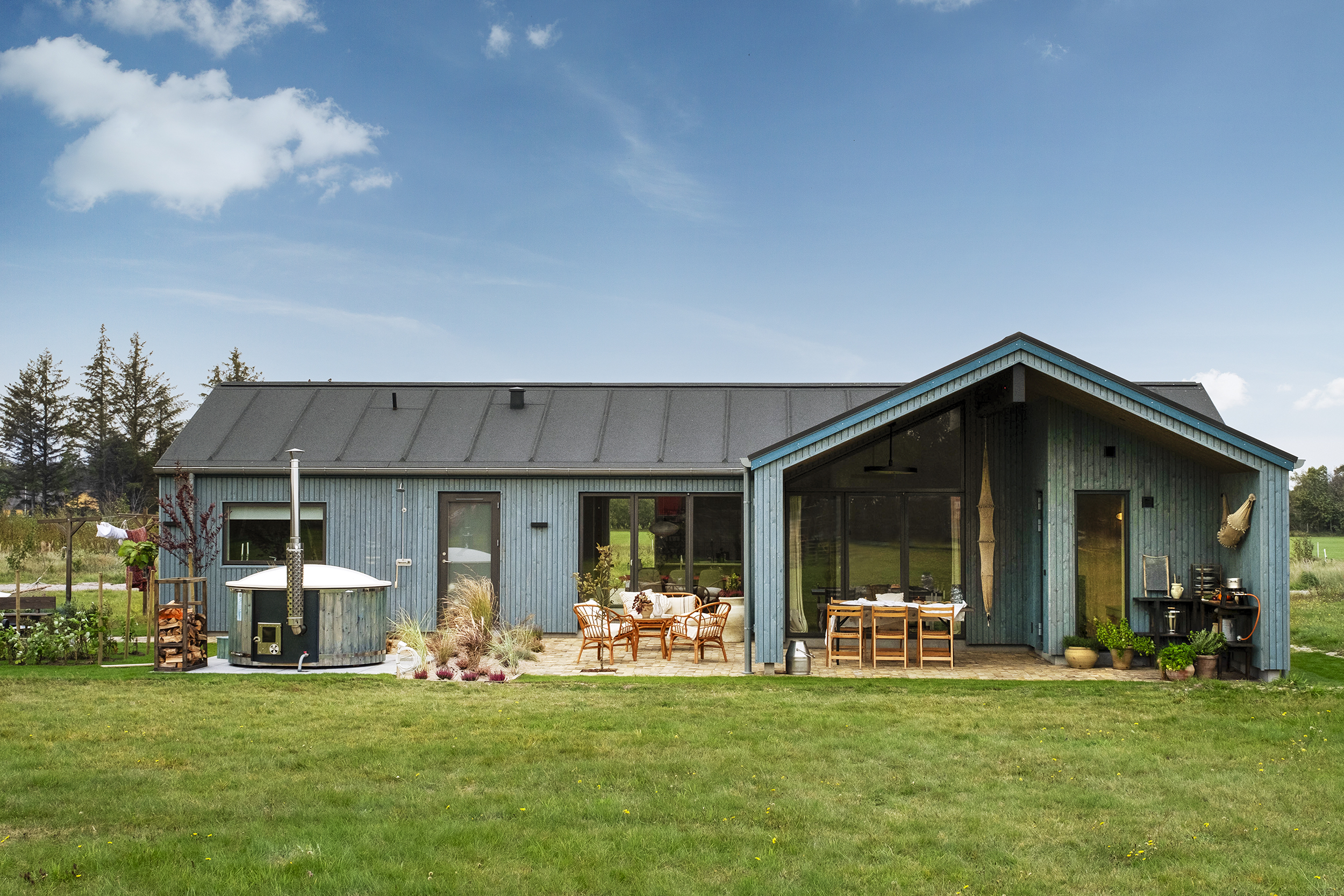 Skanlux Trend Basic sommerhus i TV 2 Sommerdrømme 2024. Terrasse med vildmarksbad