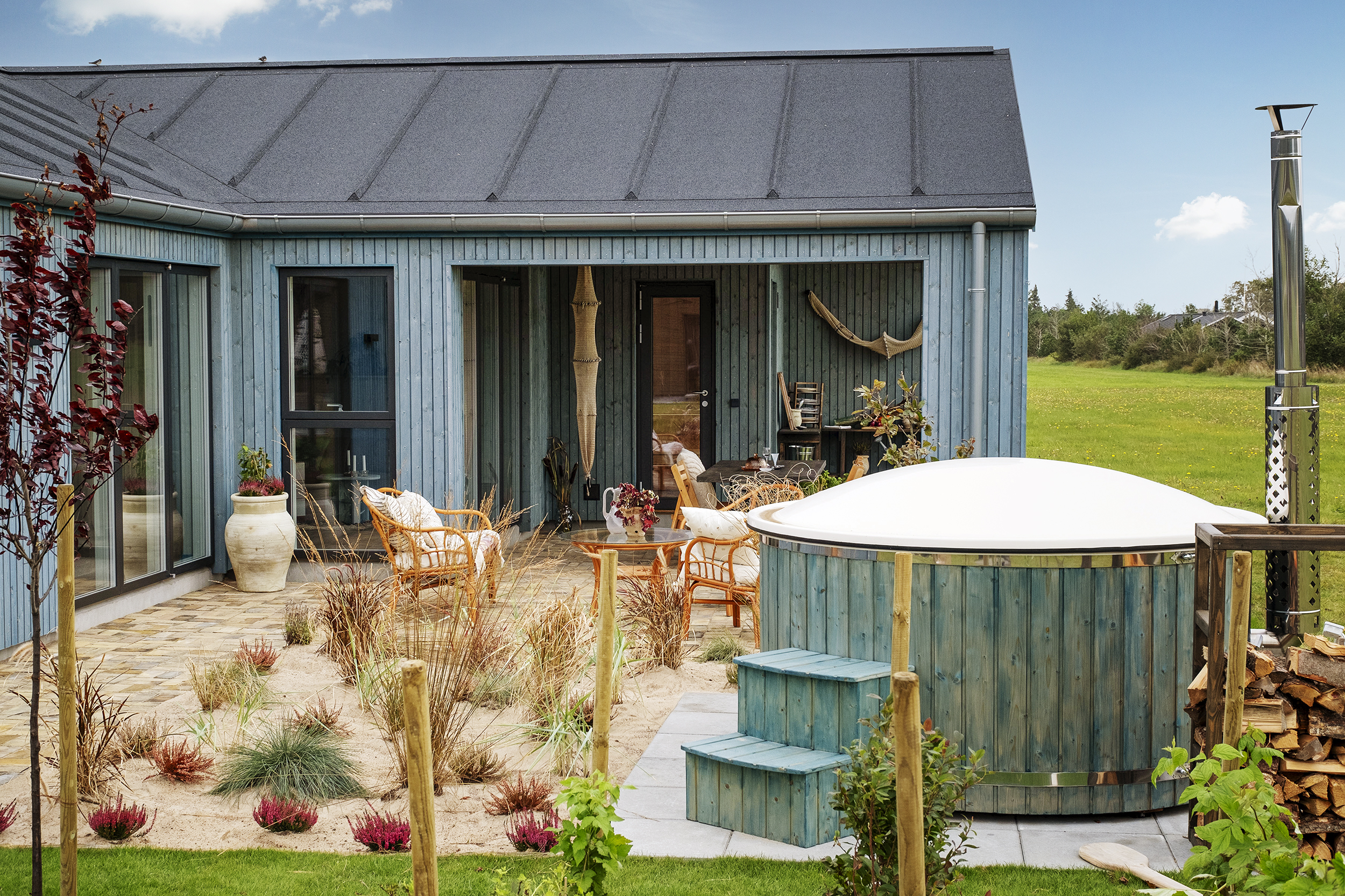 Skanlux Trend Basic sommerhus i TV 2 Sommerdrømme 2024. Terrasse med vildmarksbad