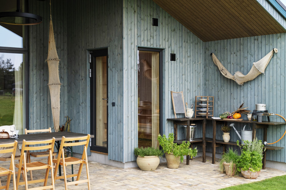 Skanlux Trend Basic sommerhus i TV 2 Sommerdrømme 2024. Terrasse med vildmarksbad