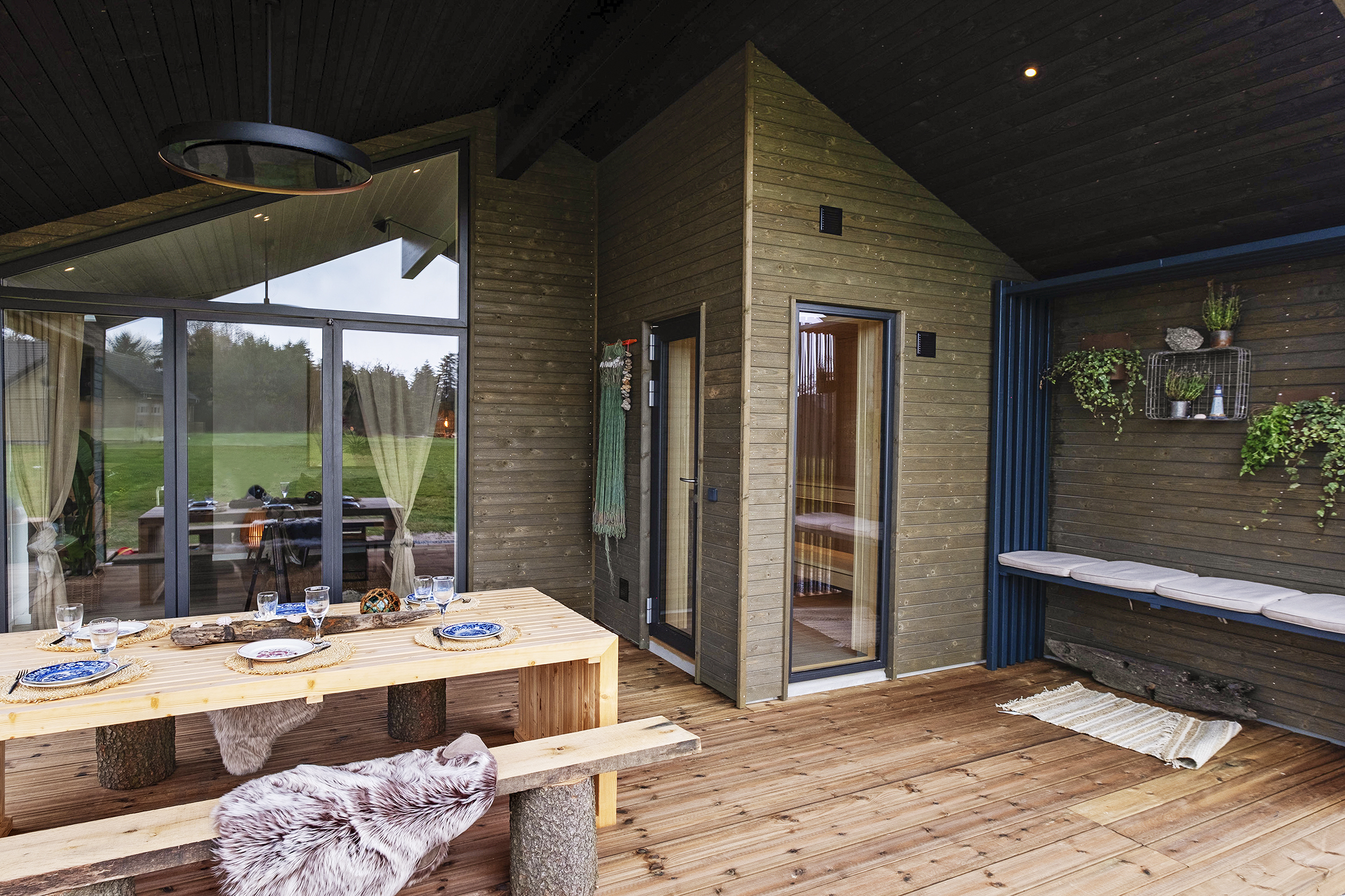 Skanlux Trend Basic sommerhus i TV 2 Sommerdrømme 2024. Terrasse med vildmarksbad.