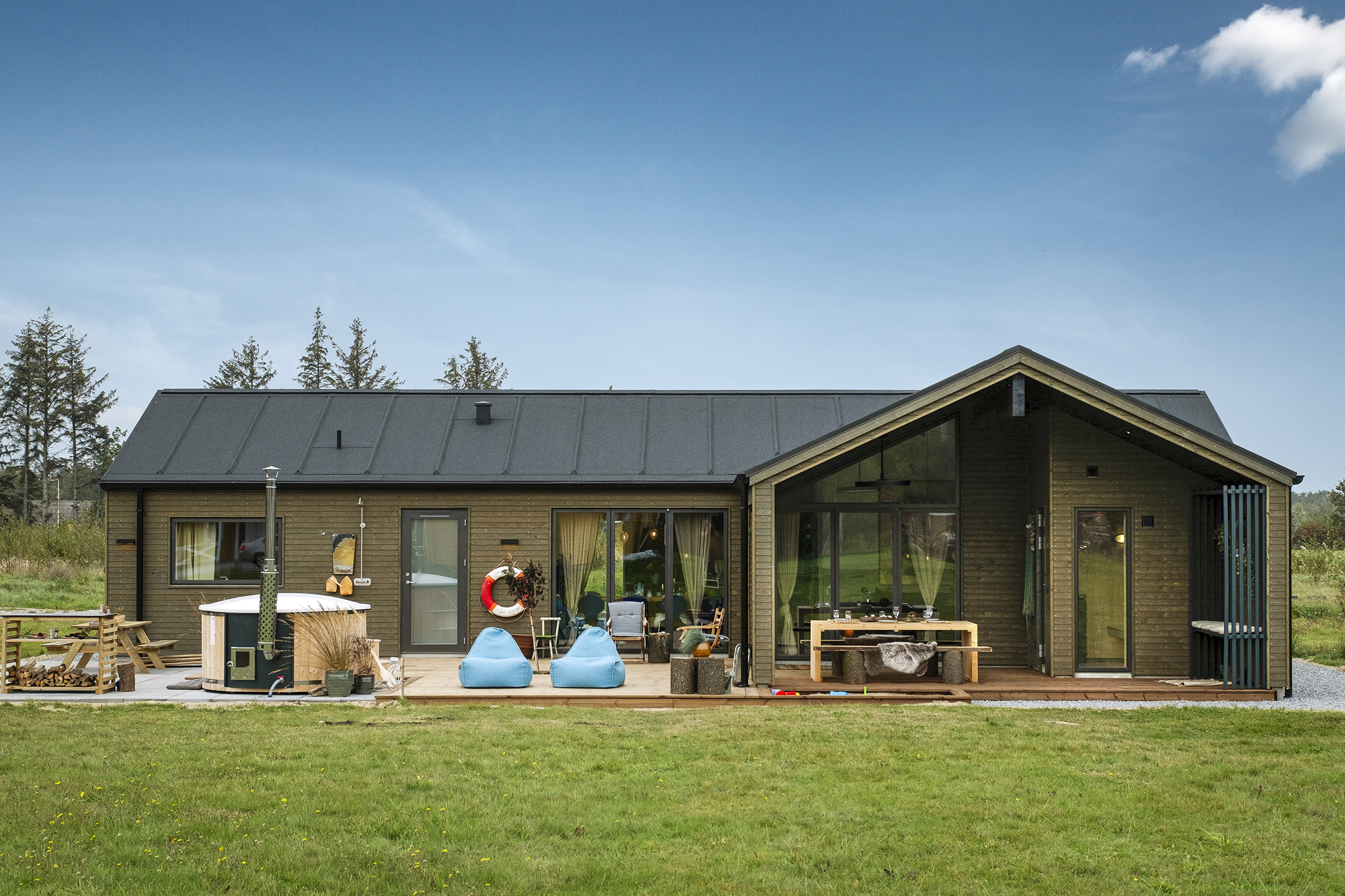 Skanlux Trend Basic sommerhus i TV 2 Sommerdrømme 2024. Terrasse med vildmarksbad.