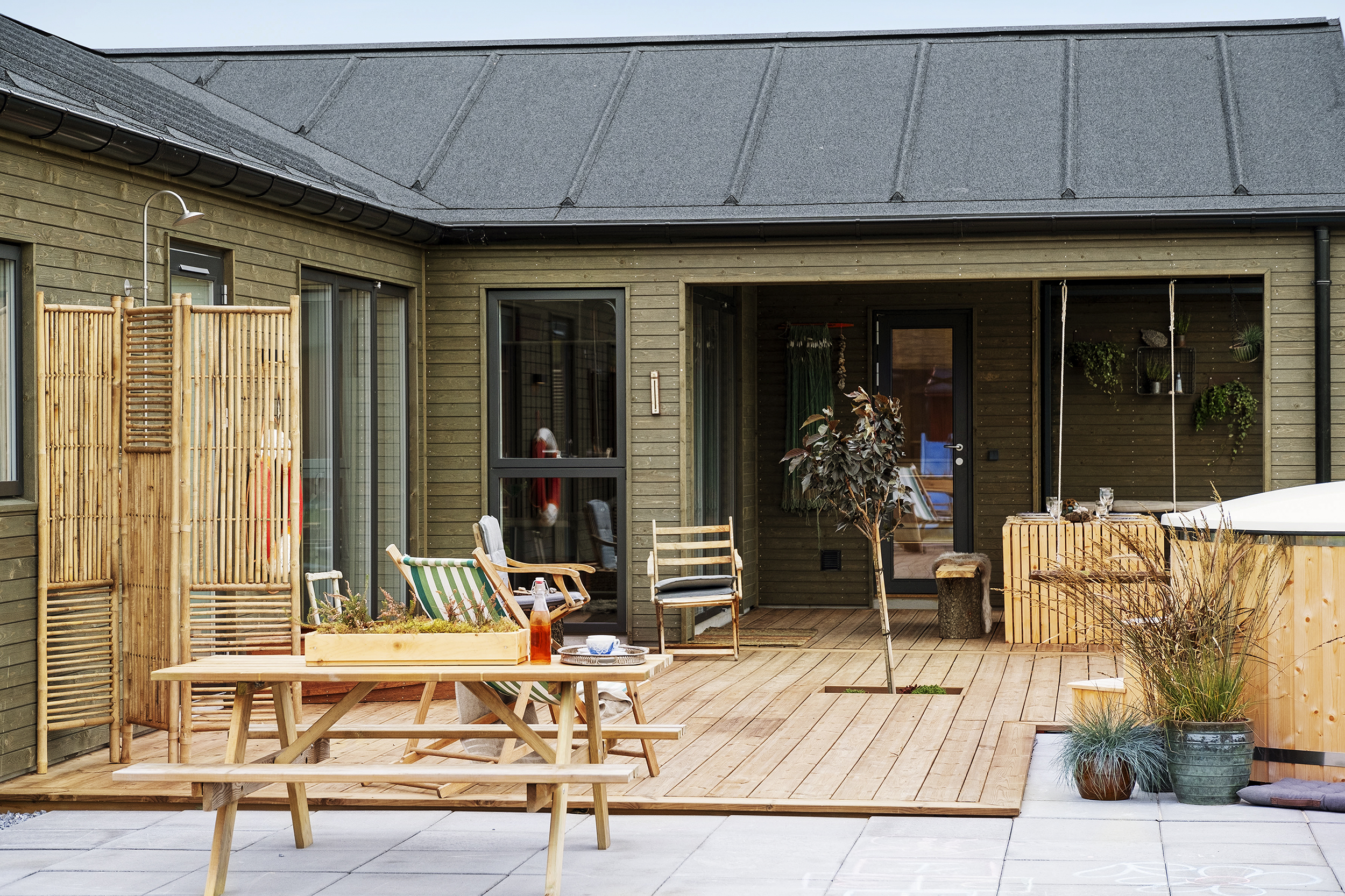 Skanlux Trend Basic sommerhus i TV 2 Sommerdrømme 2024. Terrasse med vildmarksbad